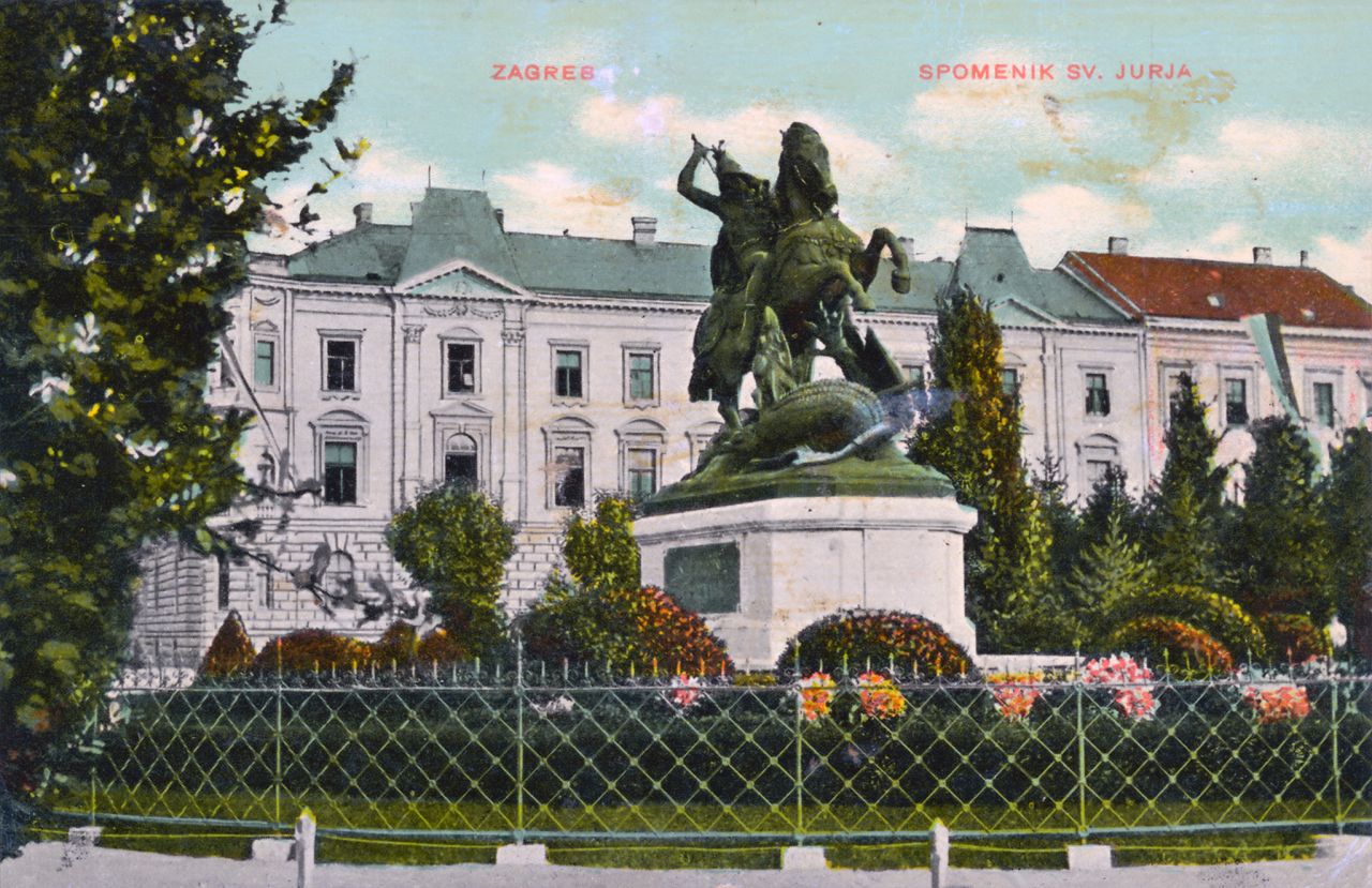 Spomenik 'Sv. Juraj ubija zmaja', rad kipara Antona Dominika Fernkorna, u pozadini Kraljevsko zemaljska obrtna škola (danas ŠPUD i MUO), oko 1908. godine A